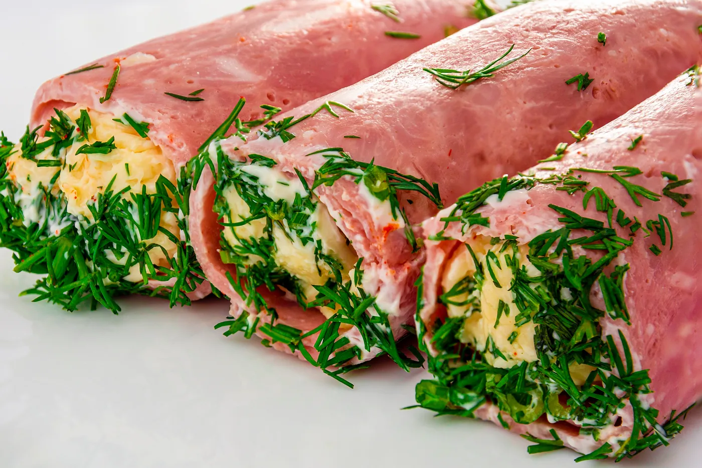 Roladki z szynki w galarecie - idealna przekąska na andrzejki. W PRL to był symbol luksusu