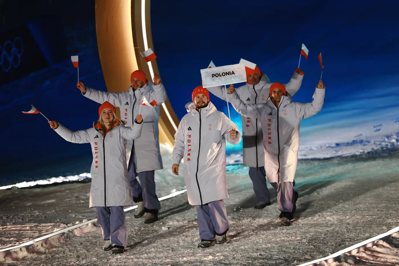efektowne-wejscie-bialoczerwonych-polscy-sportowcy-skradli-show-na-ceremonii-otwarcia-igrzysk-39051195.jpg