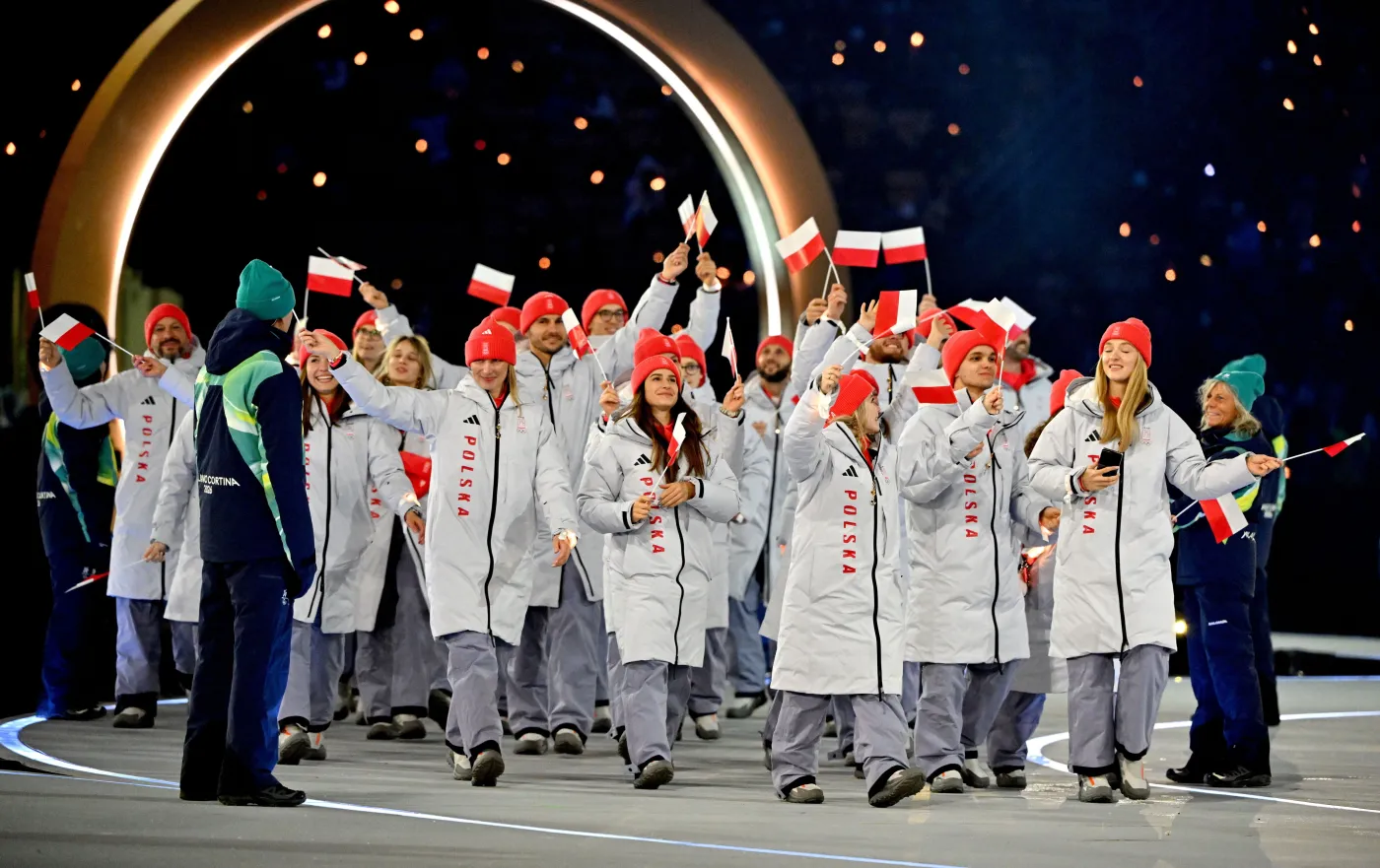 efektowne-wejscie-bialoczerwonych-polscy-sportowcy-skradli-show-na-ceremonii-otwarcia-igrzysk-39051200.jpg
