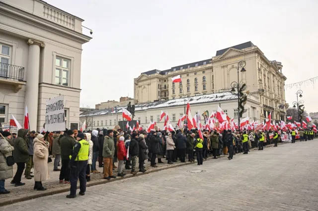 Tłumy protestowały przeciwko programowi SAFE. Sikorski: Ciekawe ilu tam frajerów