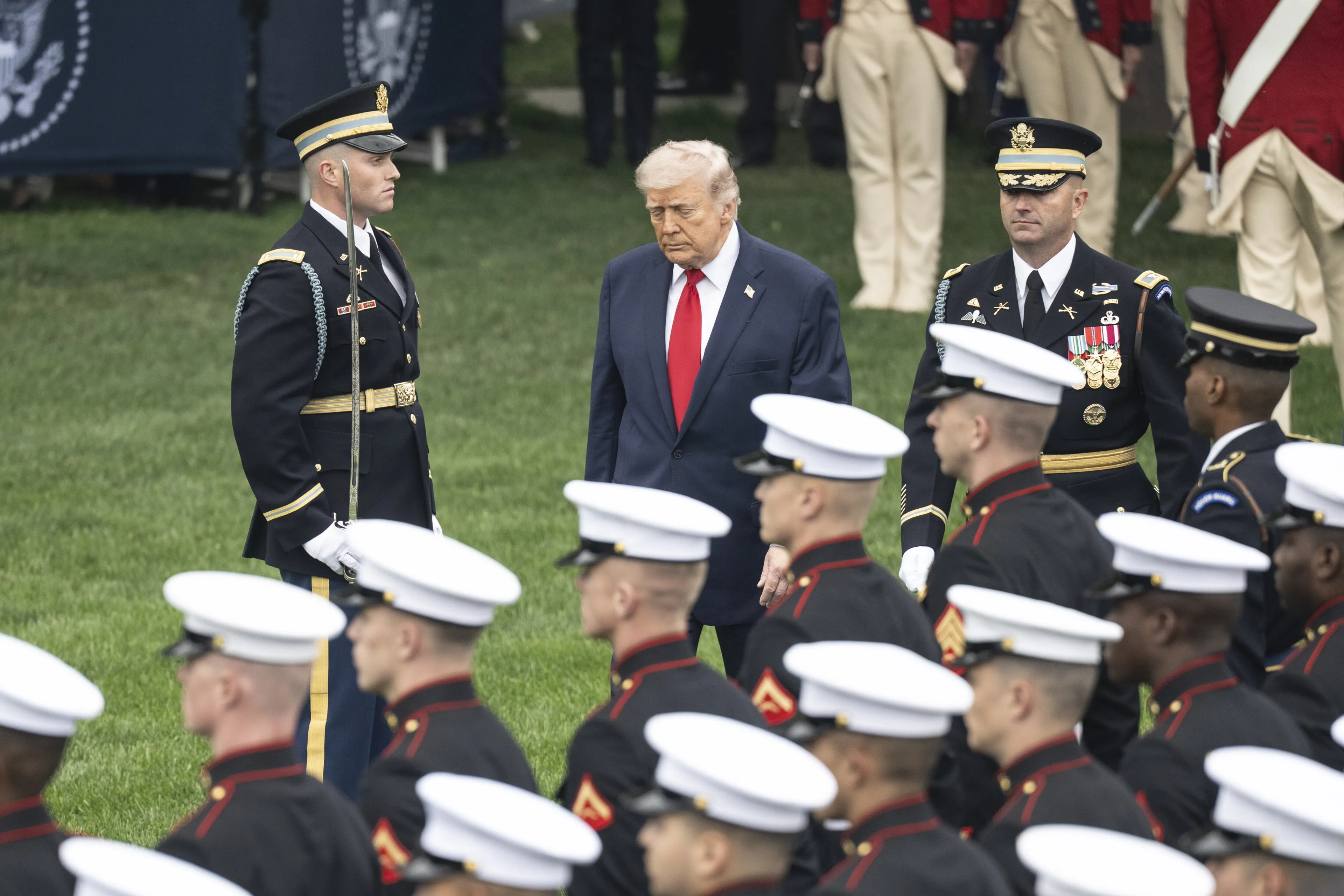 Trump z karabinem w ręku ostrzega Iran. "Koniec z miłym facetem. Opamiętajcie się"