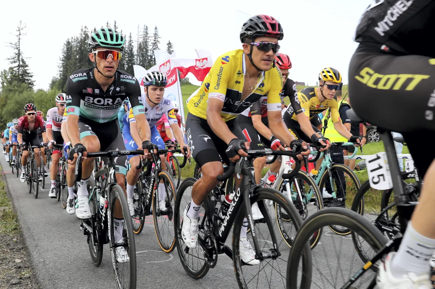 Kolarze na trasie 4. etapu z Bukovina Resort do Bukowiny Tatrzańskiej podczas 77. Tour de Pologne