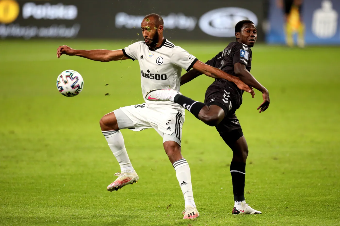 Piłkarz Legii Warszawa Jose Kante (L) i Alsana Manneh (P) z Górnika Zabrze podczas meczu Ekstraklasy