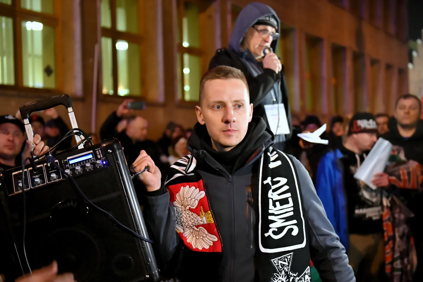 Międlar z legitymacją Stowarzyszenia Dziennikarzy Polskich. Odpowiada też na tłumaczenia szefa SDP