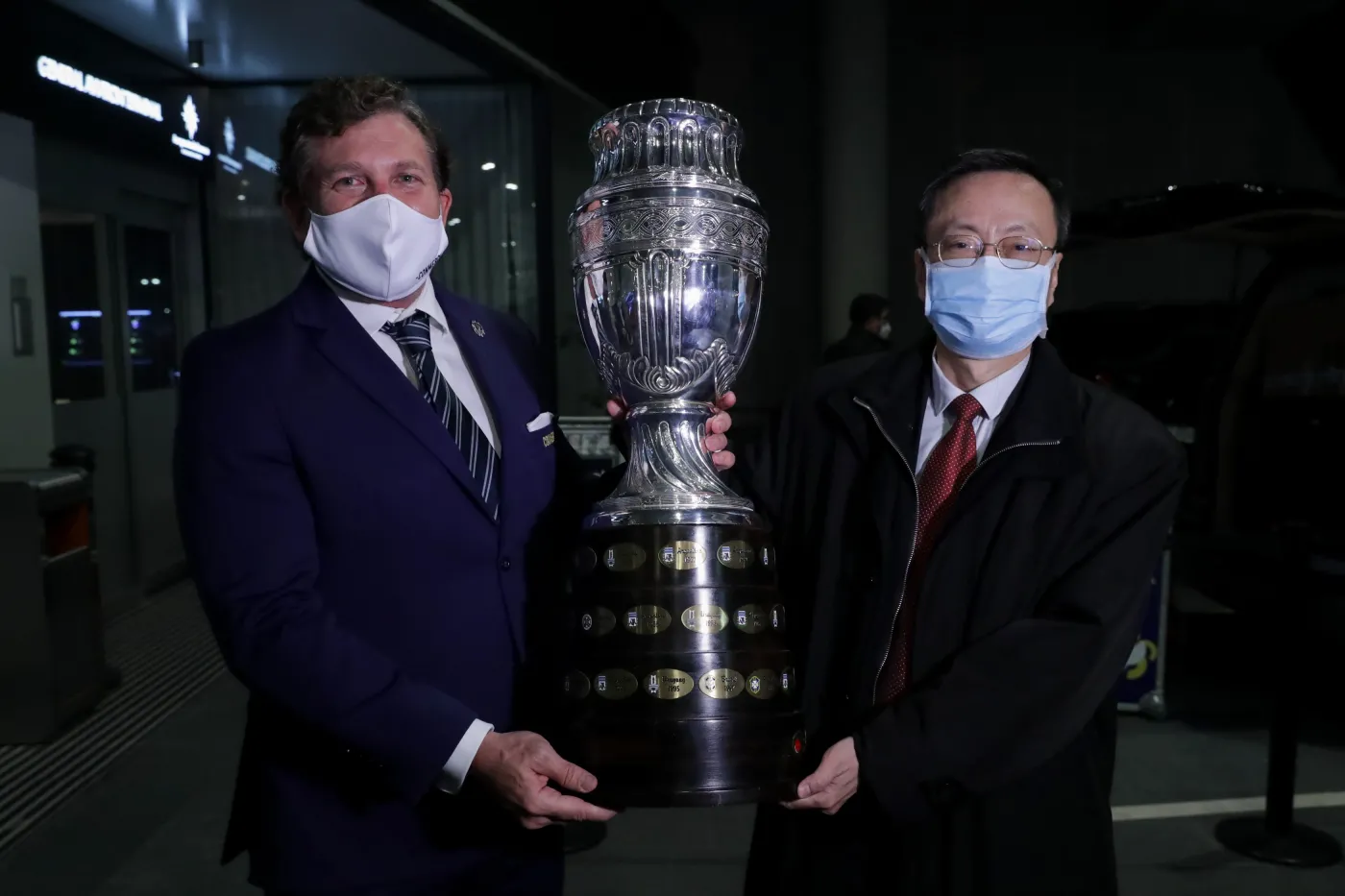 Prezydent Conmebol, Alejandro Dominguez, ambasador Chin w Urugwaju, Wang Gang i trofeum Copa America