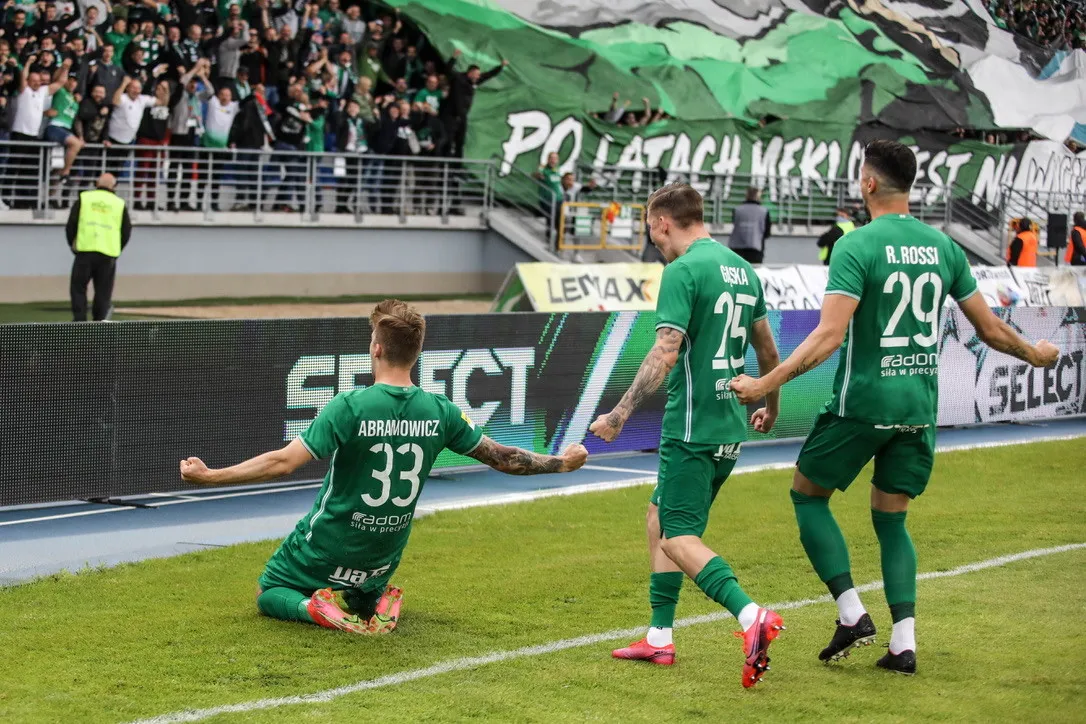 Piłkarz Radomiaka Radom Dawid Abramowicz (L) cieszy się z gola podczas meczu 1. ligi z Koroną Kielce