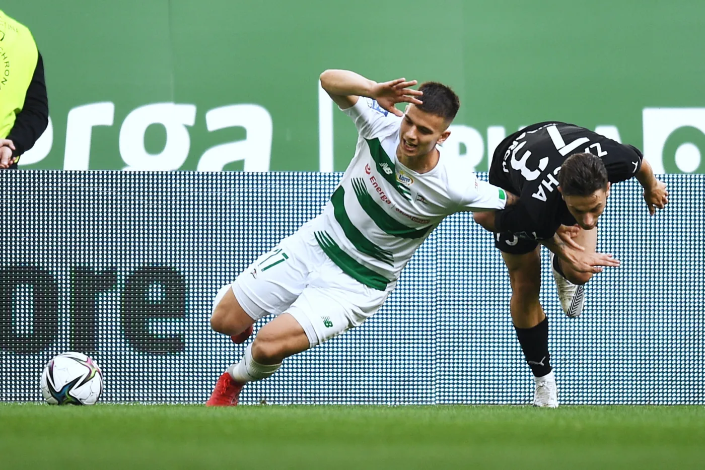 Piłkarz Lechii Gdańsk Mateusz Żukowski (L) i Patryk Zaucha (P) z Cracovii podczas meczu Ekstraklasy