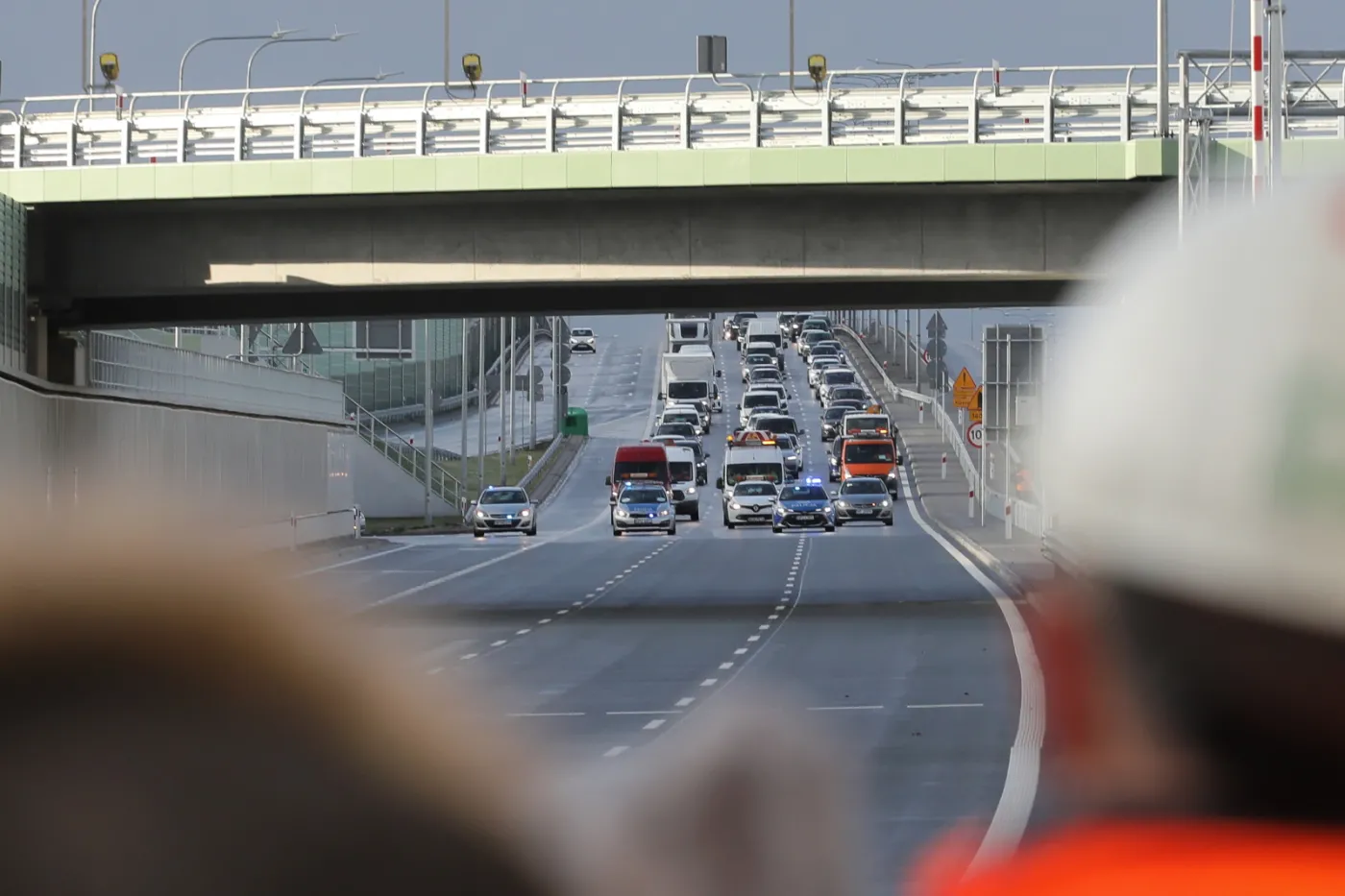 kierowcy-wjezdzaja-do-nowo-otwartego-tunelu-ursynowskiego-odcinka-poludniowej-obwodnicy-warszawy-37324323.jpg