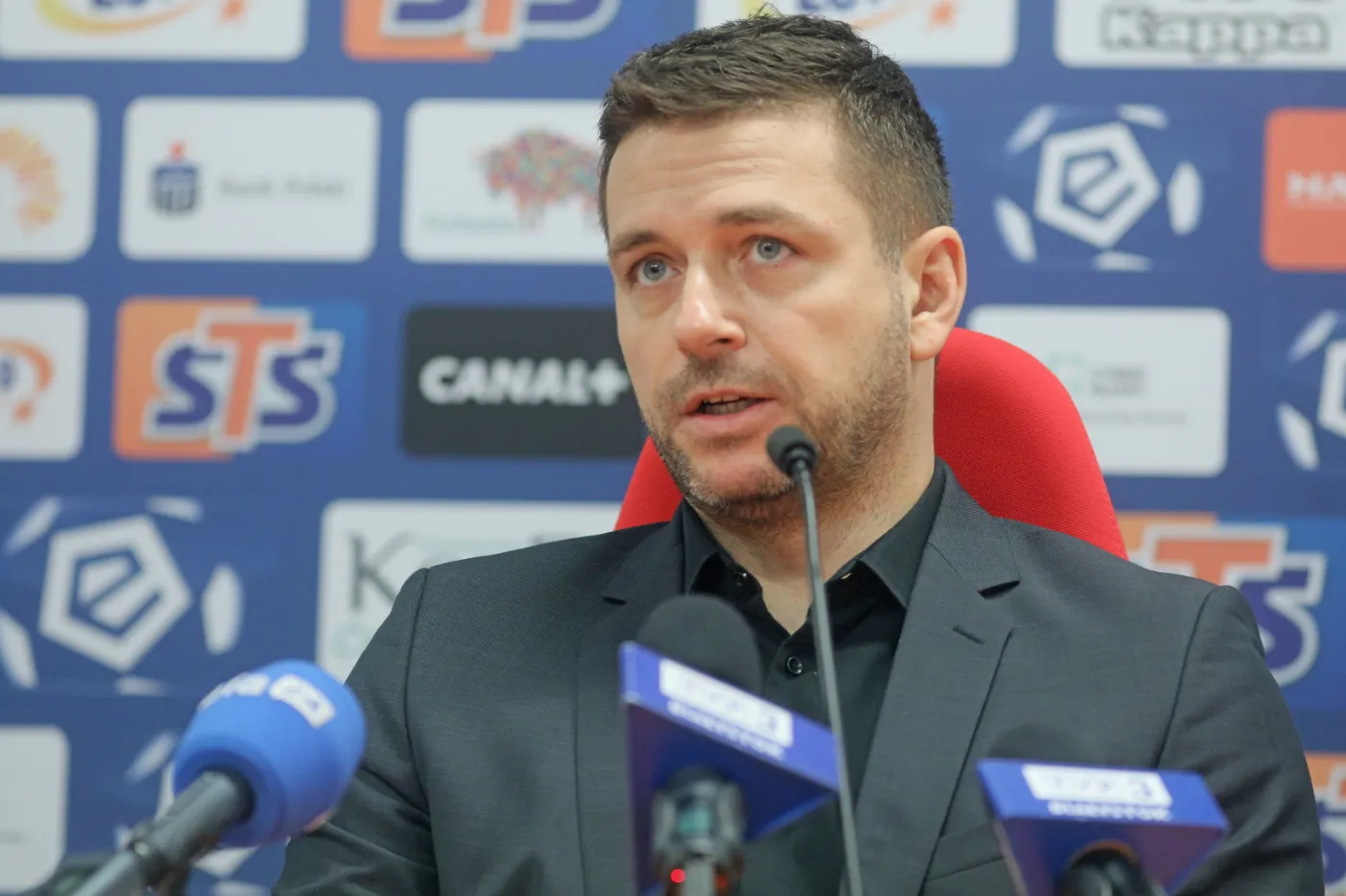 Nowy prezes zarządu Jagiellonii Wojciech Pertkiewicz podczas konferencji prasowej w Białymstoku