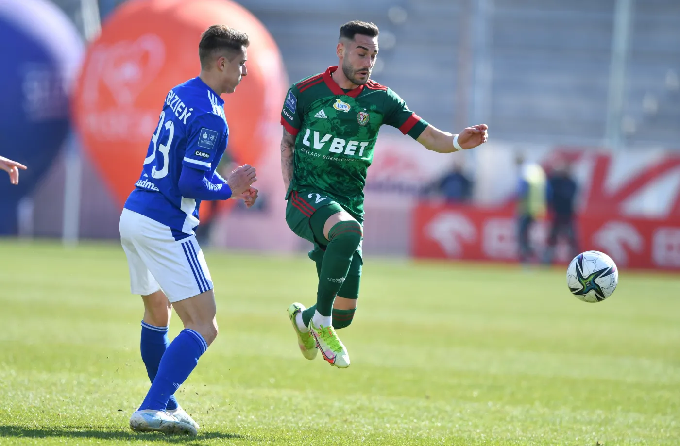 Piłkarz Wisły Płock Damian Zbozień (L) i Victor Garcia (P) z Śląska Wrocław podczas meczu Ekstraklasy