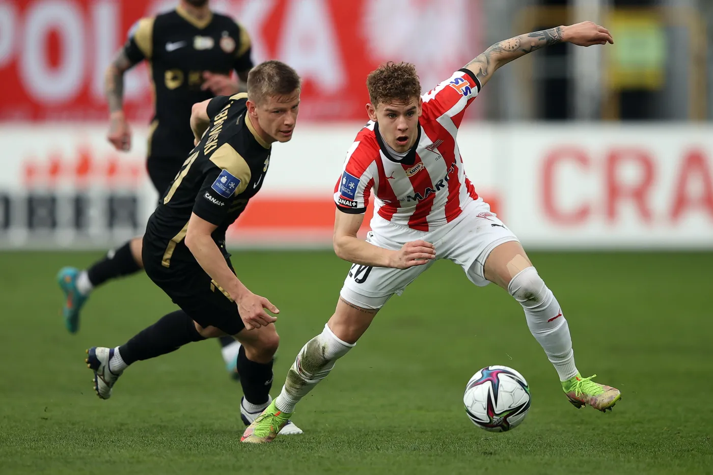 Piłkarz Cracovii Karol Knap (P) i Jakub Żubrowski (L) z KGHM Zagłębia Lubin podczas meczu Ekstraklasy