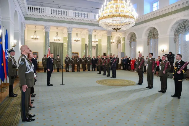 "Naród gotów jest do naprawdę wielkich poświęceń". Prezydent awansował generałów