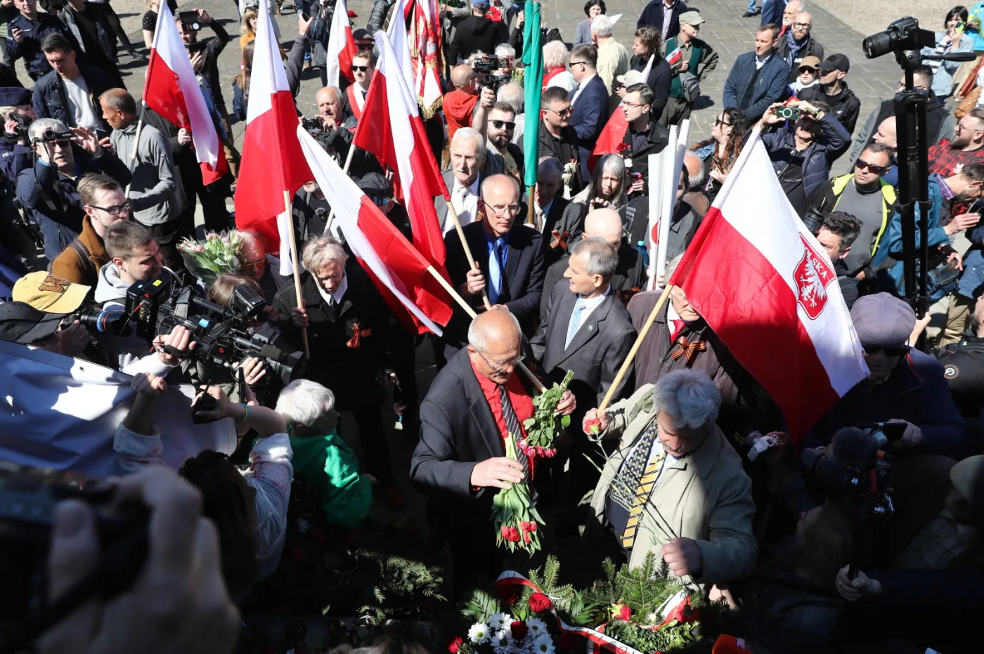 Ambasador Federacji Rosyjskiej w Polsce Siergiej Andiejew próbował złożyć kwiaty przed mauzoleum