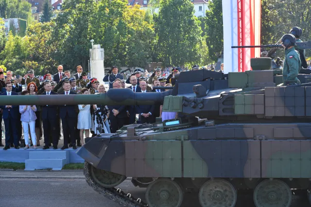 Defilada 2023. Czołgi K2, HIMARS-y i Borsuki. Polska armia pokazała najnowszy sprzęt [FOTO]