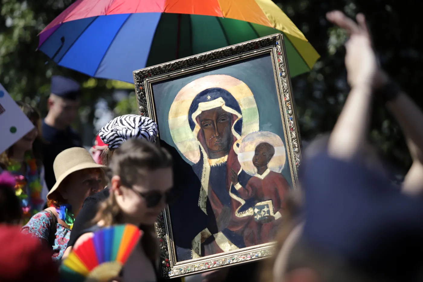 Matka Boża z tęczową aureolą. Jest zawiadomienie o obrazie uczuć religijnych