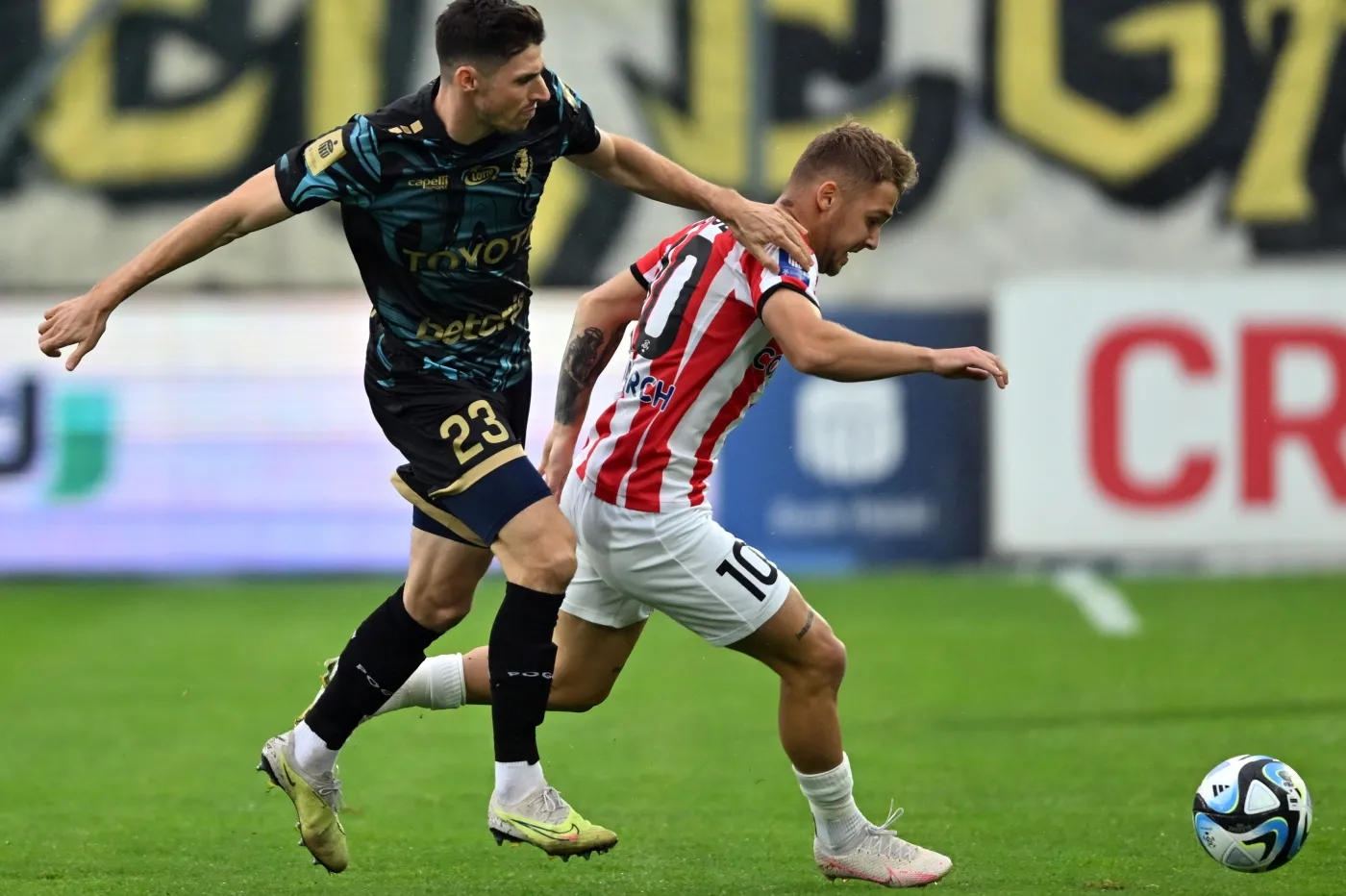 Piłkarz Cracovii Kraków dostał podwyżkę w... telewizji [WIDEO]