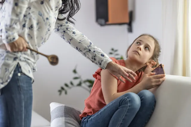 To sygnały, że dziecko za dużo czasu spędza przed ekranem. Czym jest autyzm wirtualny?