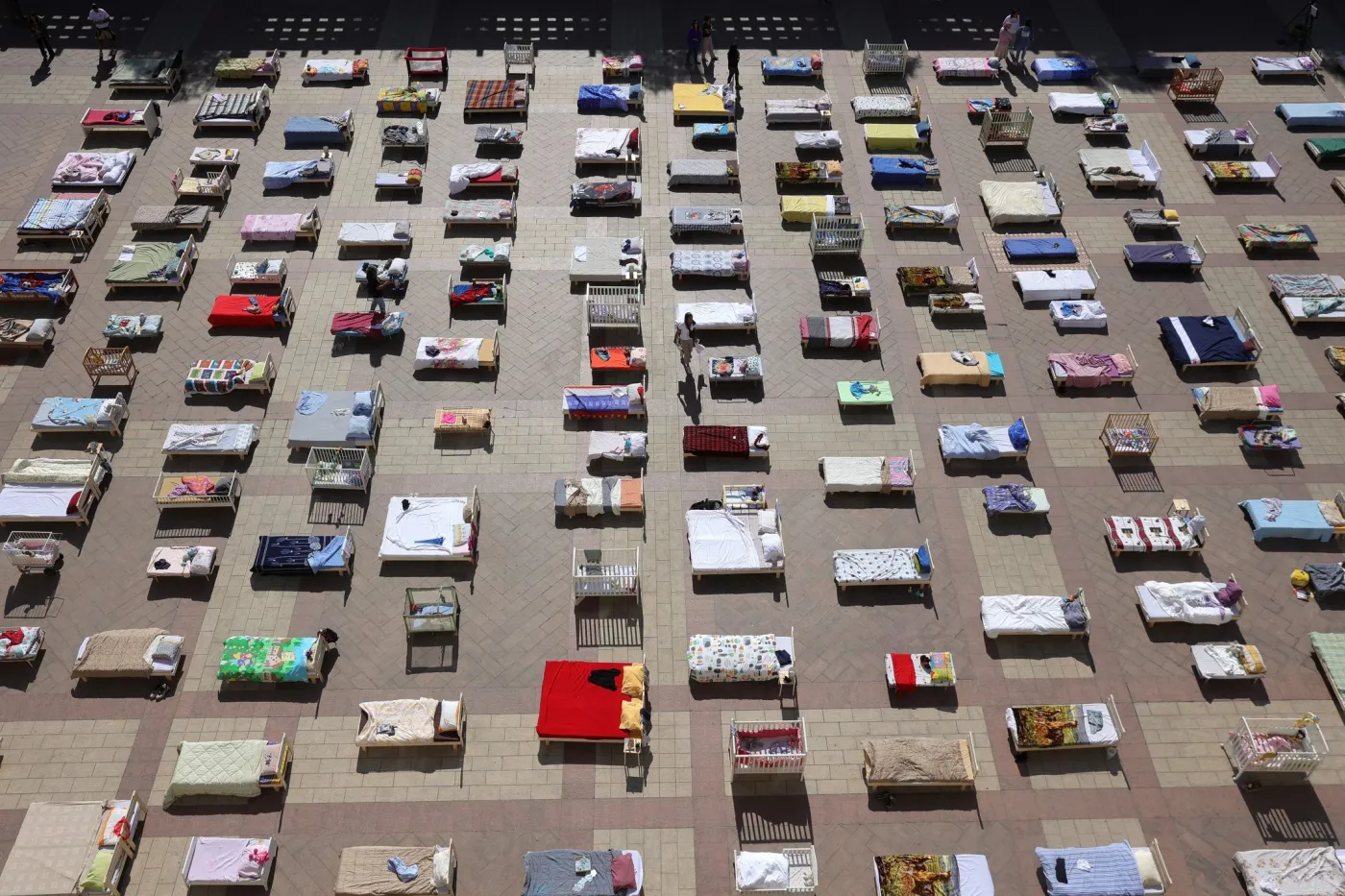 230 pustych łóżek - happening w Jerozolimie nawiązujący do zakładników, przetrzymywanych przez Hamas