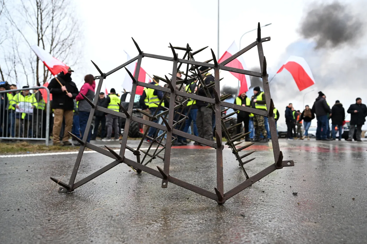protest-rolnikow-na-drodze-krajowej-nr-28-przed-polskoukrainskim-przejsciem-granicznym-w-medyce-38085646.jpg