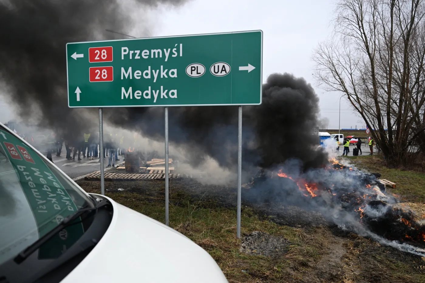 protest-rolnikow-na-drodze-krajowej-nr-28-przed-polskoukrainskim-przejsciem-granicznym-w-medyce-38085651.jpg