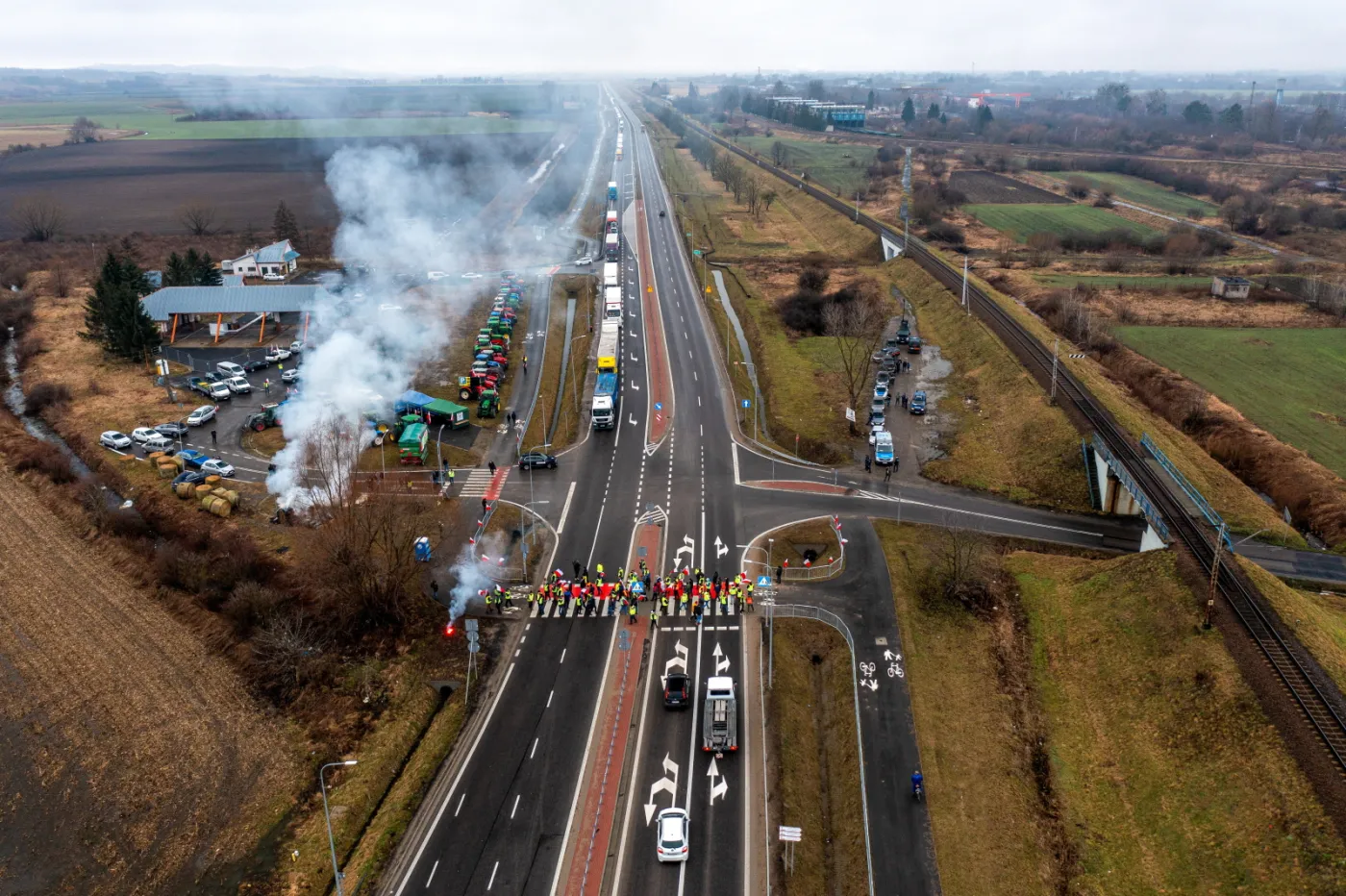 protest-rolnikow-na-drodze-krajowej-nr-28-przed-polskoukrainskim-przejsciem-granicznym-w-medyce-38085668.jpg