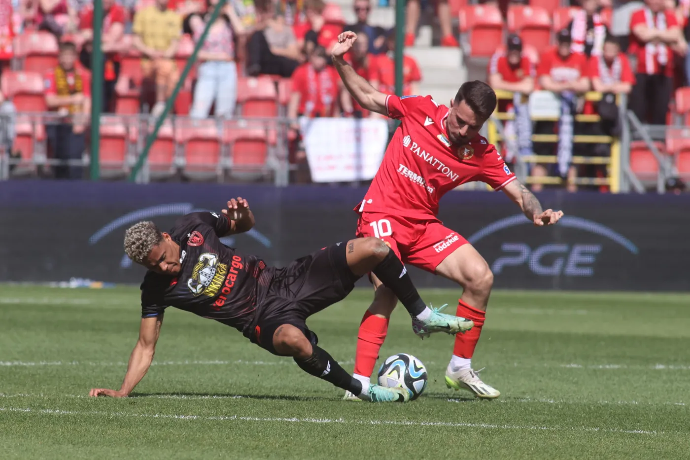 Wielka kontrowersja w Łodzi. Czy sędzia podarował Widzewowi rzut karny? [WIDEO]