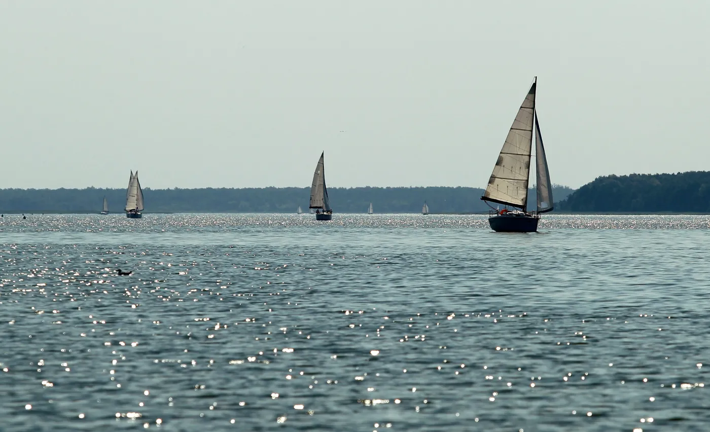 Tragedia nad jeziorem Śniardwy. Nie żyje 67-latek, który zaczepił masztem o linię średniego napięcia