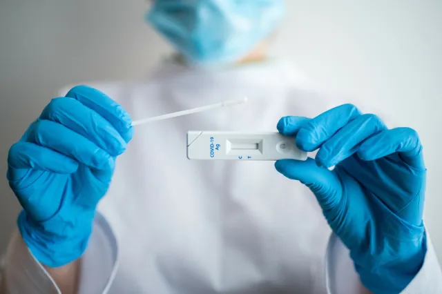 Wzrasta liczba zakażonych COVID-19. W lipcu apteki sprzedały prawie 187 tys. testów