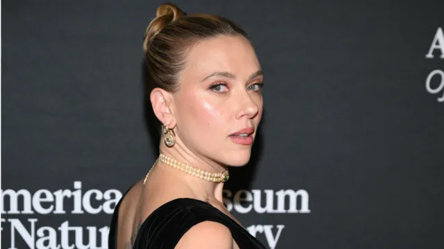 Scarlett Johansson na gali w Nowym Jorku. W czarnej kreacji wyglądała jak milion dolarów