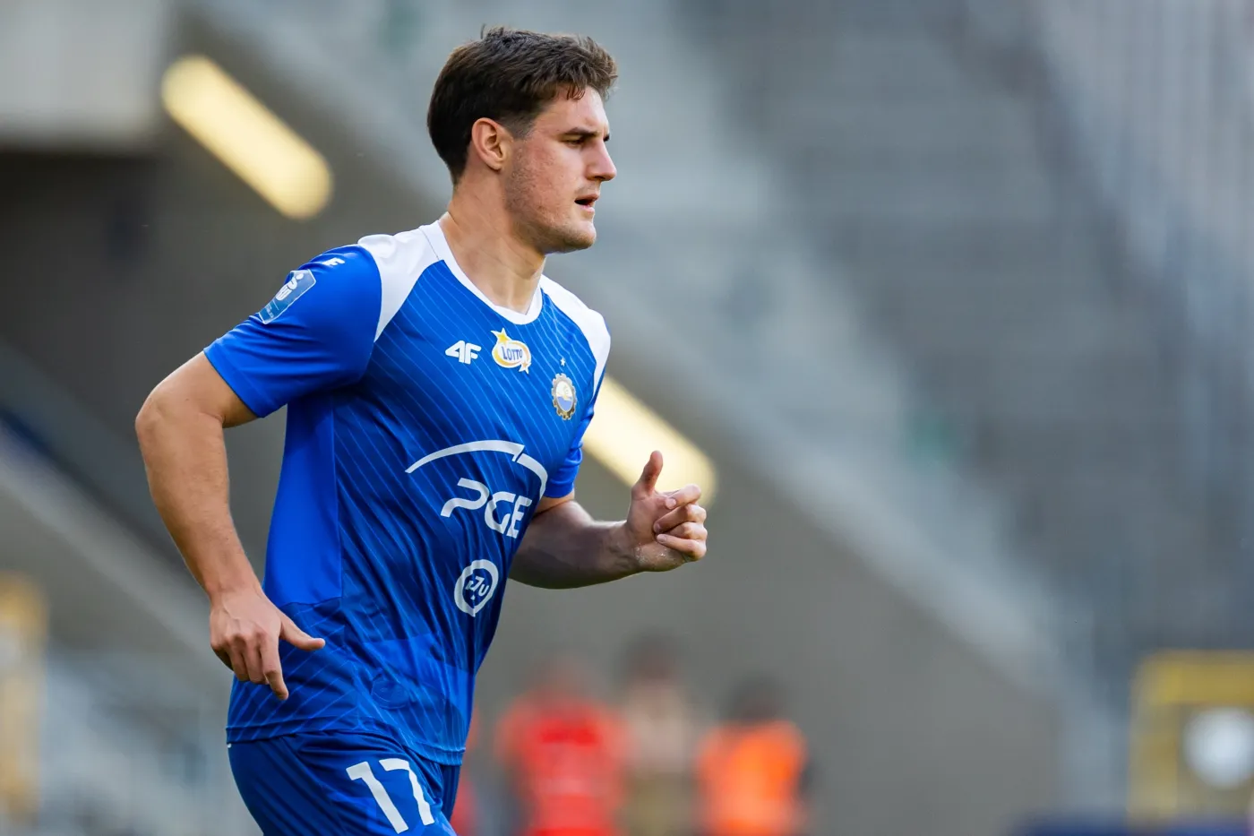 Przeciętny Polak na miesięczną pensję piłkarza Legii musi pracować półtora roku