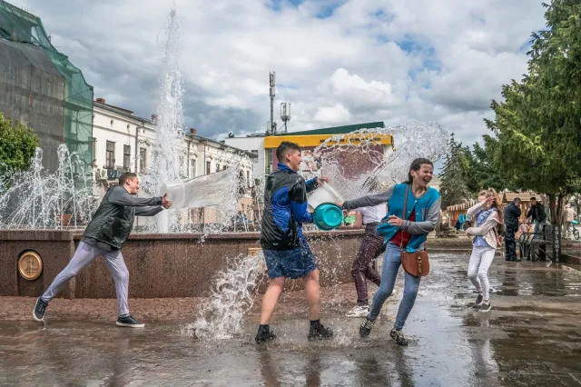 Śmigus-dyngus 2026. Skąd wzięła się ta tradycja? Uwaga na mandaty w Lany Poniedziałek- nawet 500 zł