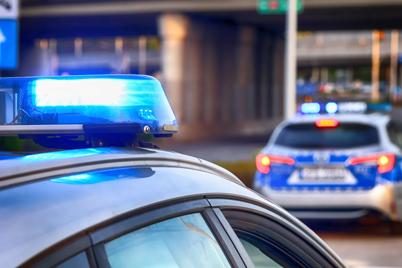 Groźny wypadek w Krakowie. Autobus uderzył w drzewo – są poszkodowani