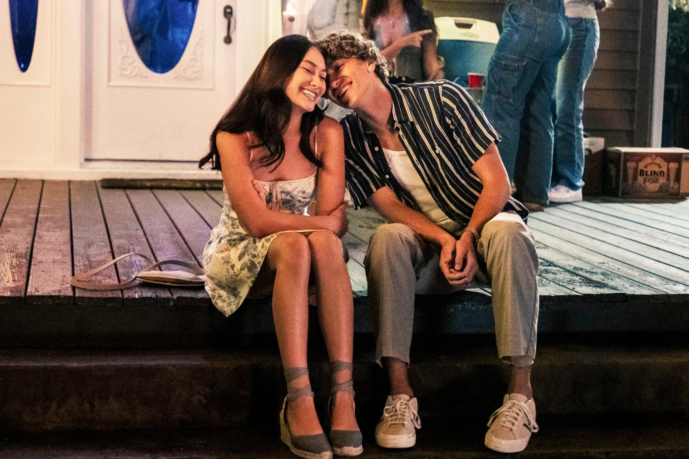 Belly (Lola Tung) i Jeremiah (Gavin Casalegno) w trzecim sezonie serialu "Tego lata stałam się piękna"