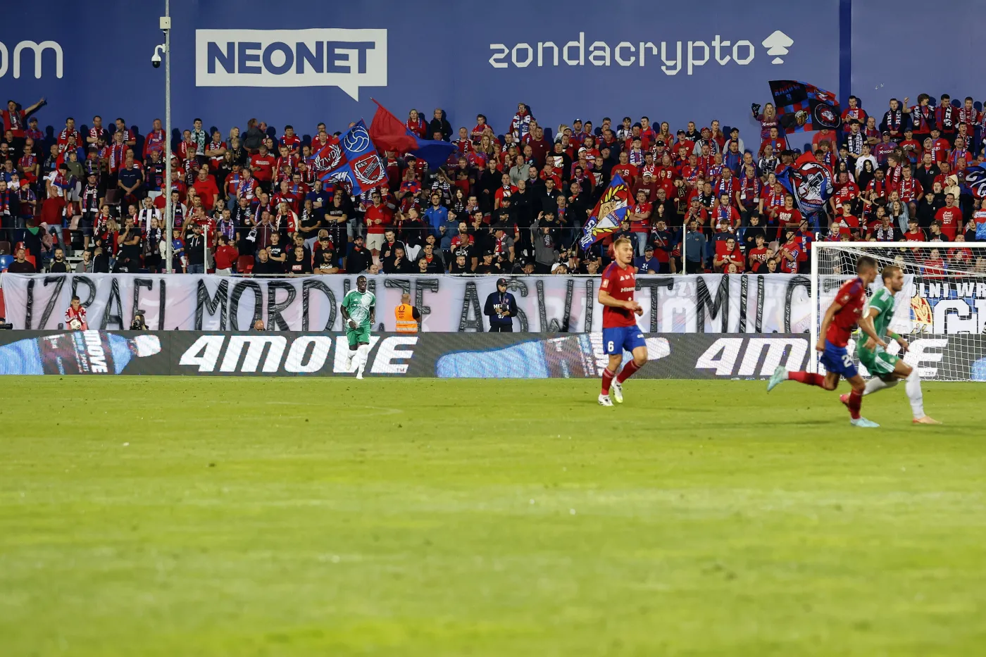 "Izrael morduje, a świat milczy". Taki transparent kibice Rakowa wywiesili na meczu z Maccabi Hajfa