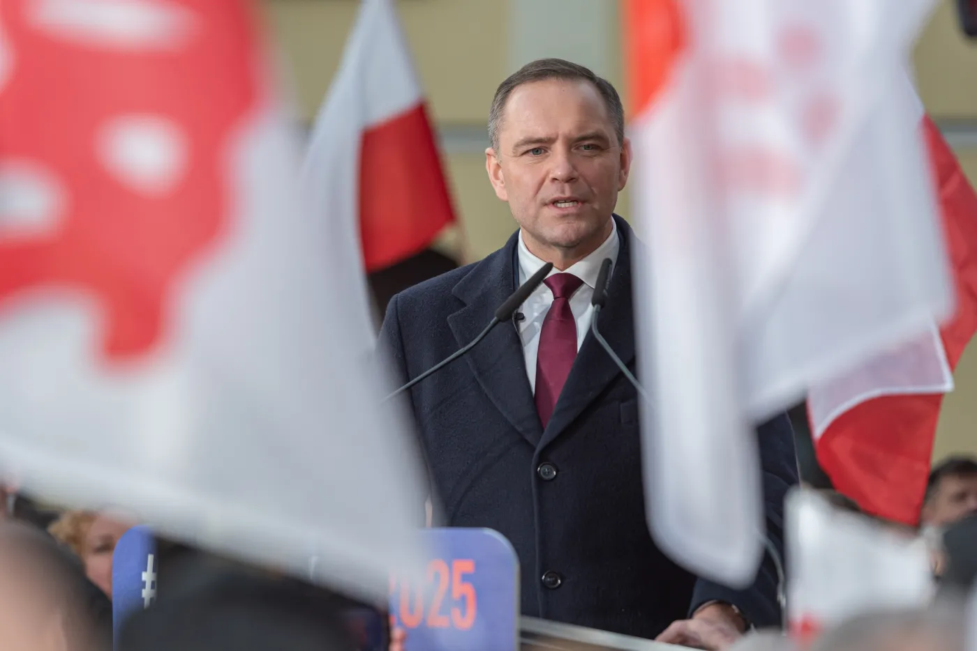 Kapelan w kancelarii Karola Nawrockiego na zdjęciu z neonazistą. Widać, że są w zażyłych stosunkach