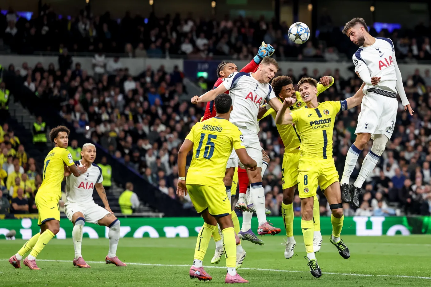 Bramkarz Villarreal największym pechowcem 1. kolejki Ligi Mistrzów. Wrzucił sobie piłkę do siatki