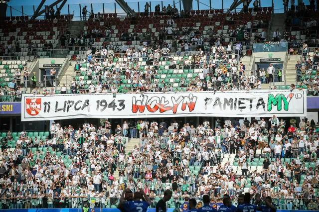 Zamieszanie przed meczem Szachtar - Legia. Ukraińcy nie pozwolili wnieść flagi "Wołyń Pamiętamy"