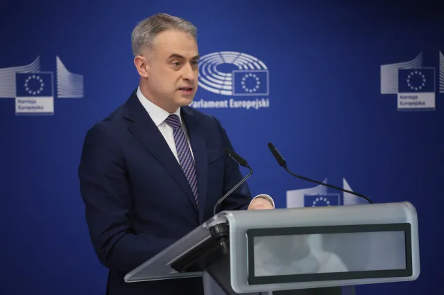 Wicepremier o wahaniach prezydenta Nawrockiego ws. SAFE.  "Wali ściemę Polakom w oczy"