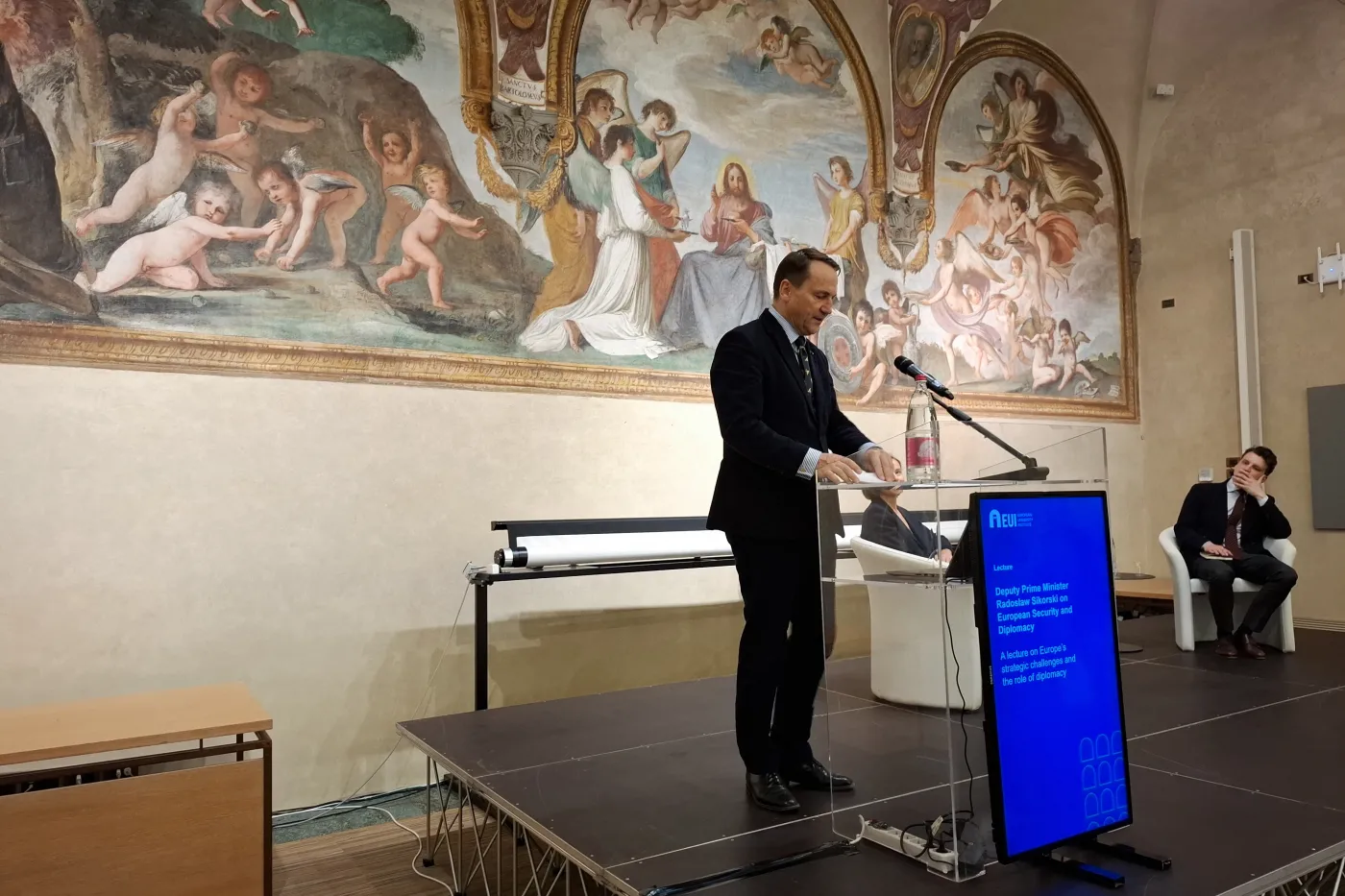 Radosław Sikorski do eurofobów w Polsce. "Cieszy was, że Orban może zablokować sankcje wobec Rosji?"