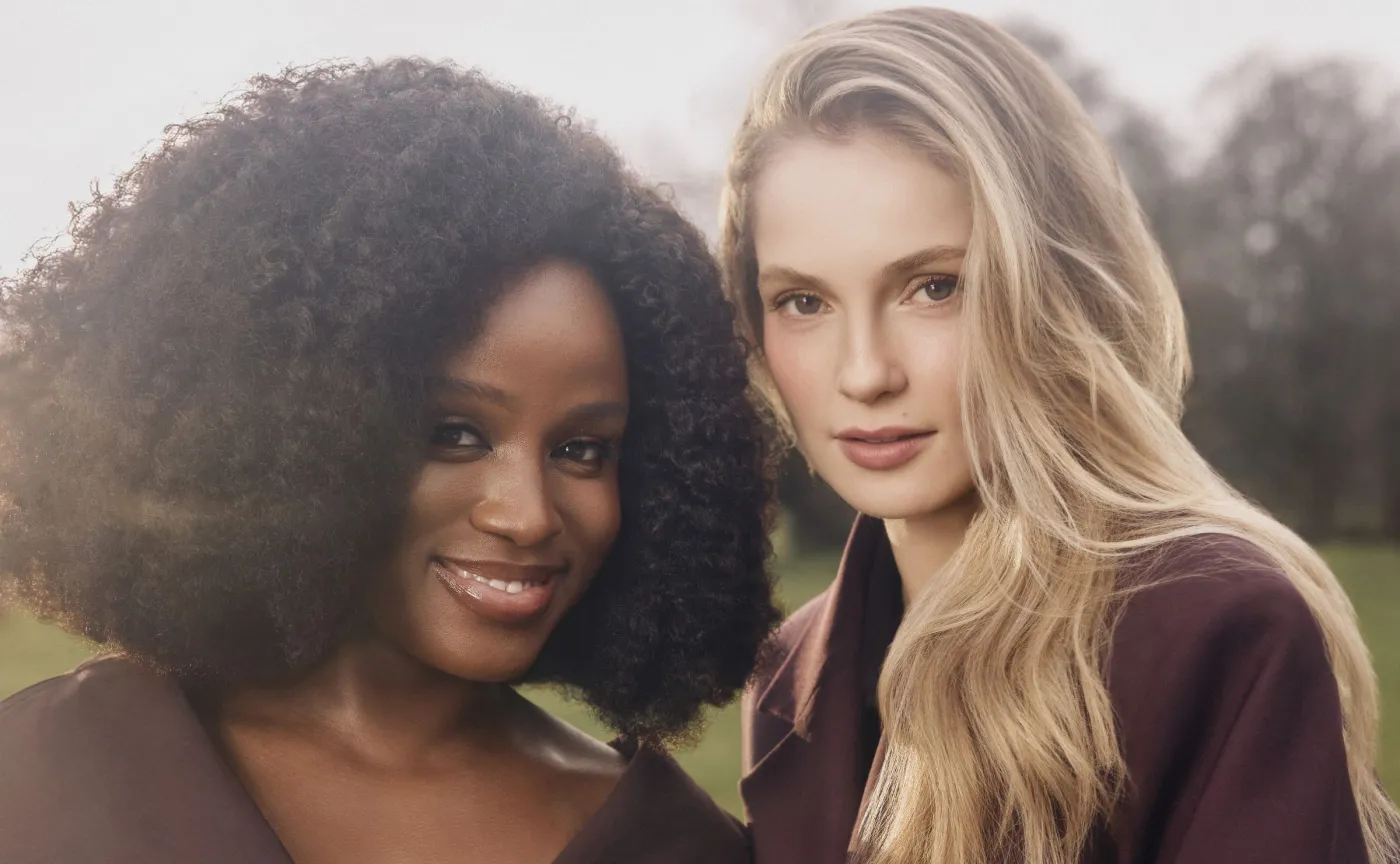 Hannah Dodd jako Francesca Stirling z rodu Bridgertonów oraz Masali Baduza jako Michaela Stirling