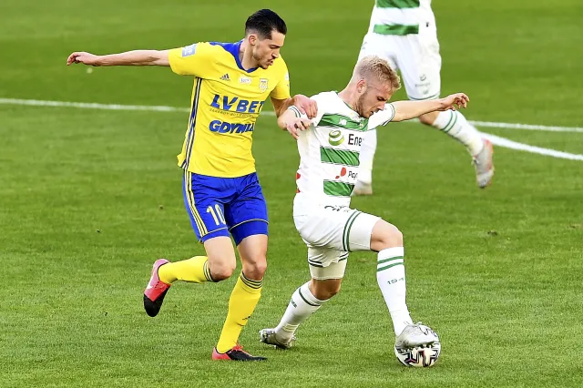 Cóż to były za derby! 4 karne i 7 goli w meczu Lechii z Arką [WYNIKI I TABELA]