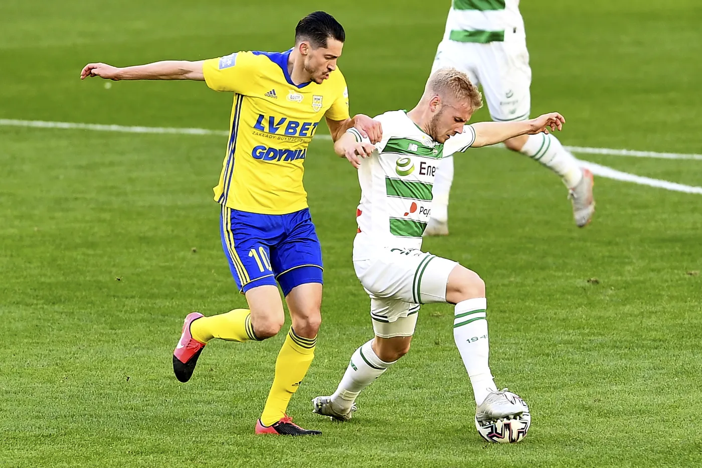 Piłkarz Lechii Gdańsk Tomasz Makowski (P) i Marko Vejinović (L) z Arki Gdynia podczas meczu Ekstraklasy