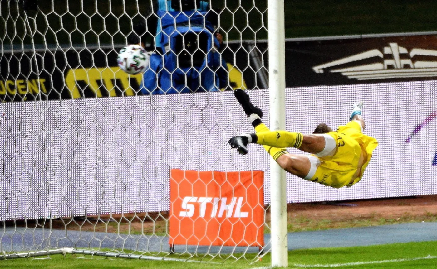Bramkarz PGE FKS Stali Rafał Strączek mija się z piłką po strzale Alasana Manneha z Górnika Zabrze
