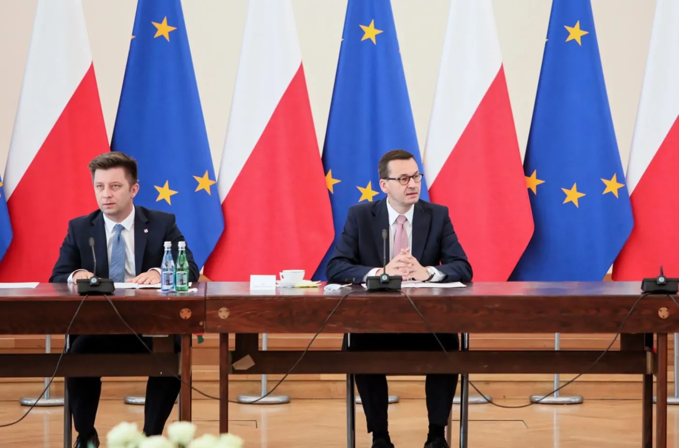 Premier Mateusz Morawiecki i szef Kancelarii Prezesa Rady Ministrów Michał Dworczyk podczas spotkania z przedstawicielami klubów parlamentarnych w KPRM