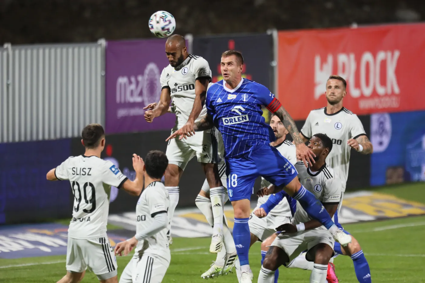 Piłkarz Wisły Płock Alan Uryga (P-góra) i Jose Kante (L-góra) z Legii Warszawa podczas meczu Ekstraklasy