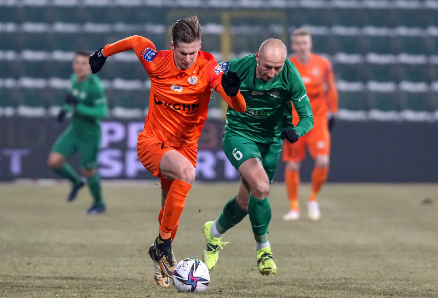 Piłkarz Warty Poznań Łukasz Trałka (P) i Jakub Bednarczyk (L) z Zagłębia Lubin podczas meczu Ekstraklasy