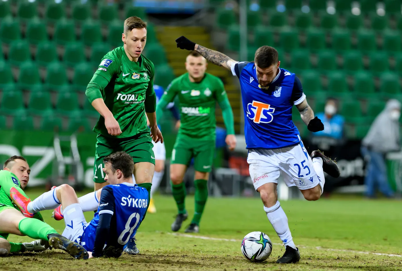 Piłkarz Lecha Poznań Pedro Tiba (P) strzela zwycięskiego gola podczas meczu Ekstraklasy z Wartą Poznań
