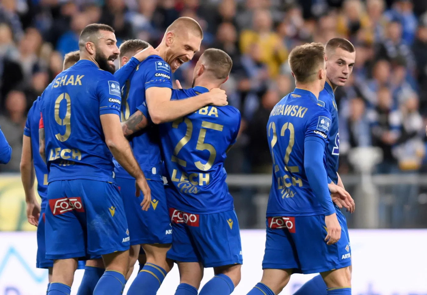 Piłkarze Lecha Poznań cieszą się z gola Bartosza Salamona (2L) podczas meczu Ekstraklasy z Wisłą Płock