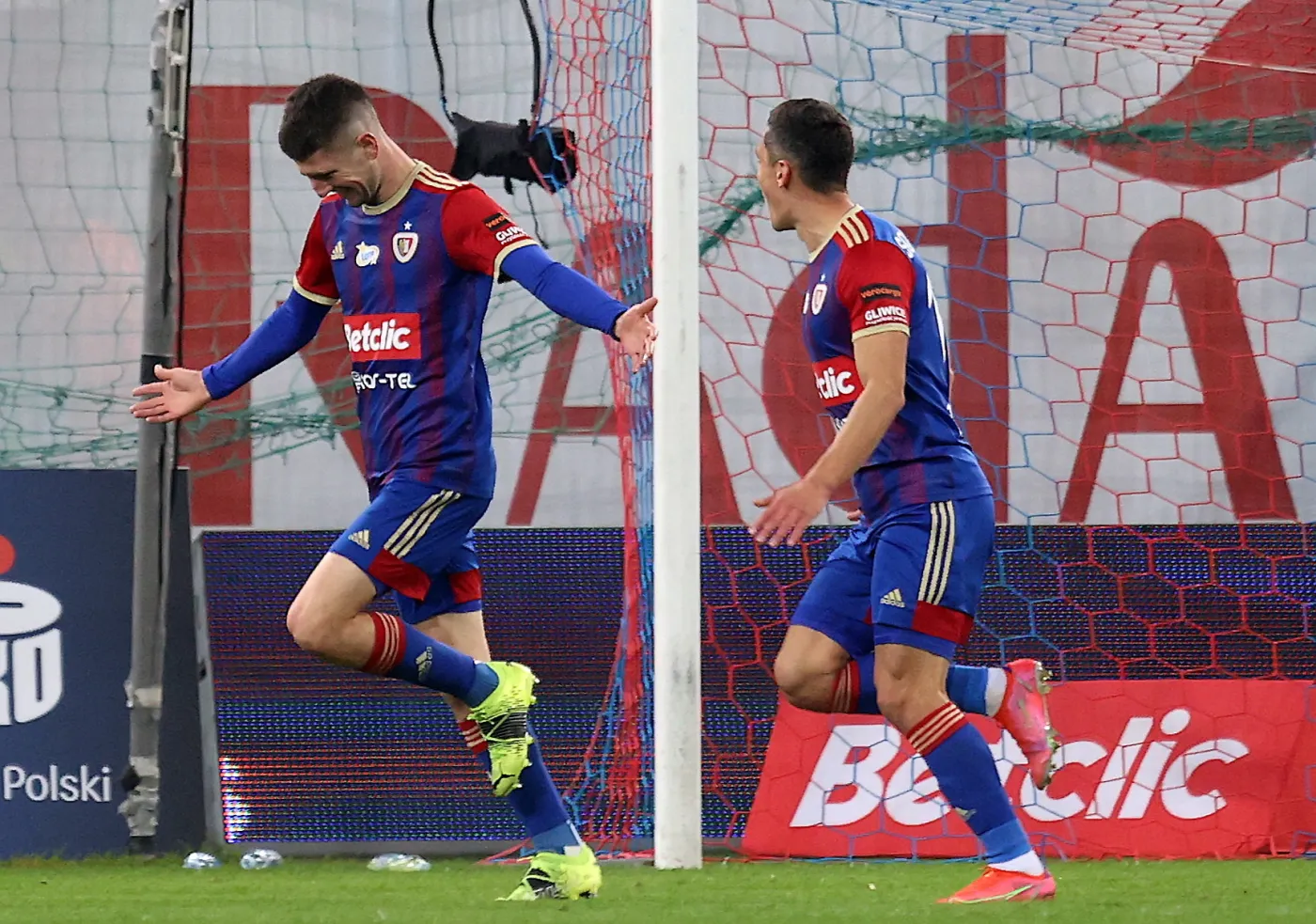 Piast wbił ostatni gwóźdź do trumny Michniewicza. Toril strzelił Legii 3 gole [WIDEO]