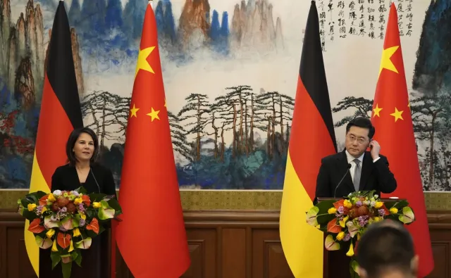 Szef MSZ Chin: Nie będziemy dolewać oliwy do ognia w sprawie Ukrainy